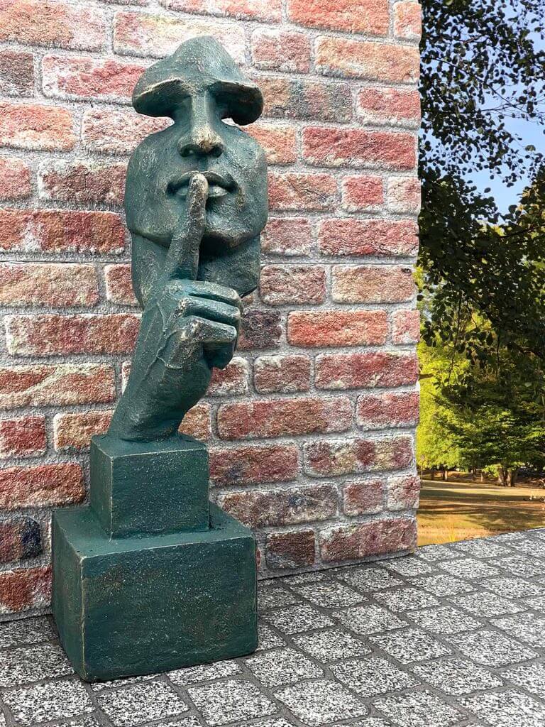 Skulptur "Der Flüsterer" Gesicht Hand Figur Dekoration Kunststein Antik-Stil