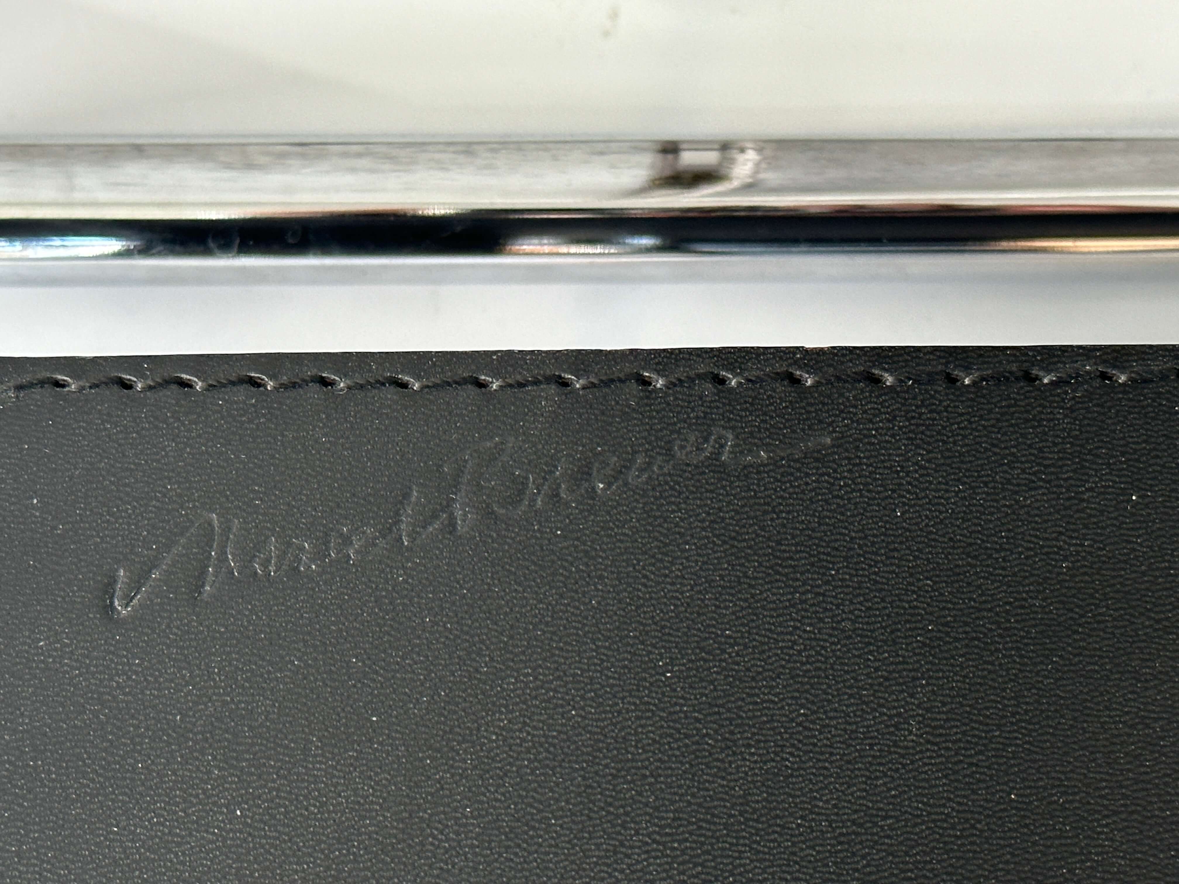 Signatur, Näharbeit, Leder, schwarz, Metall