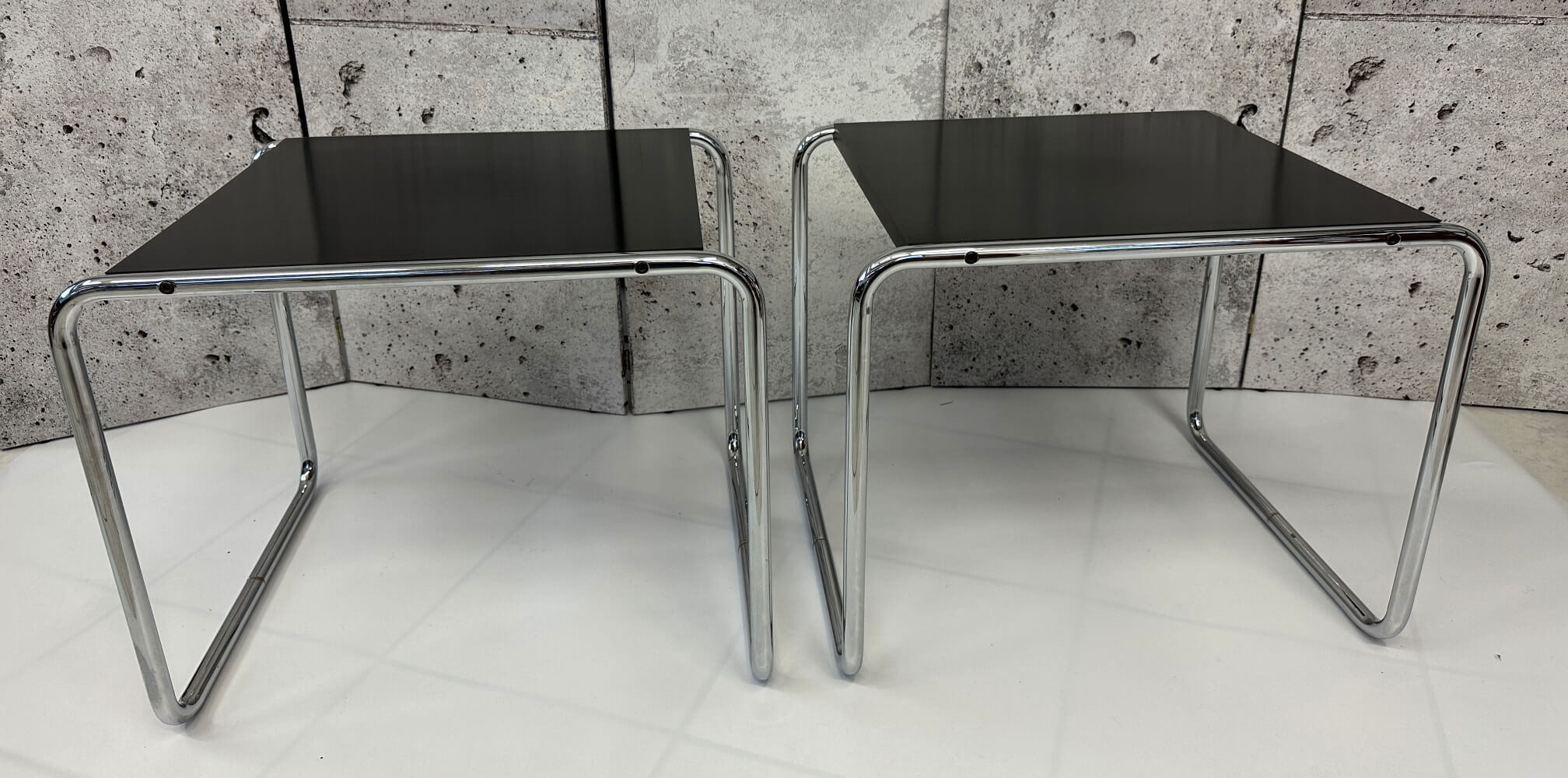 Beistelltisch, Metallrahmen, Schwarze Glasplatte, Gerade Kufen, Moderne Möbel