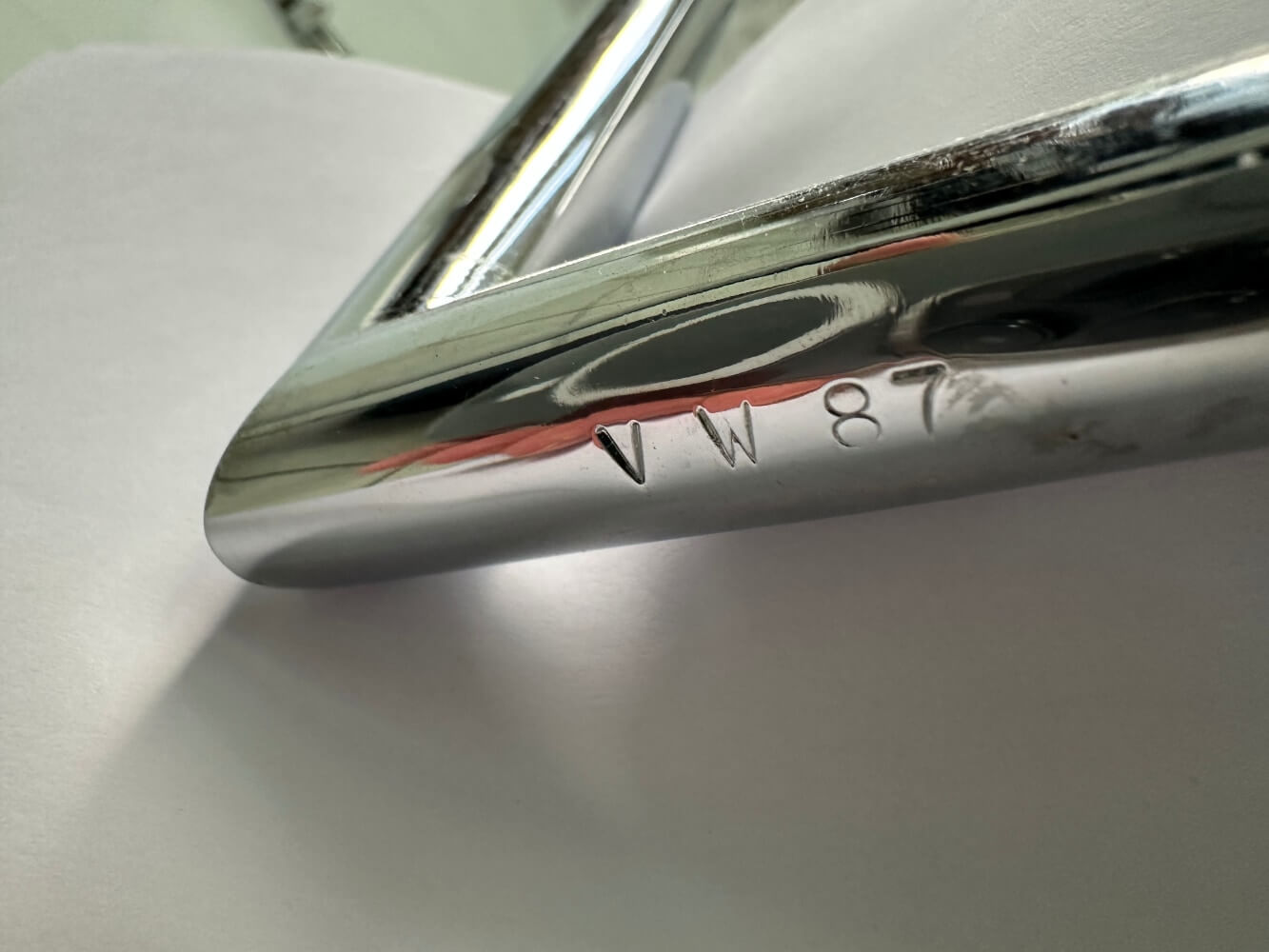 Chrome, Metall, eingraviert, Kante, gekrümmt
