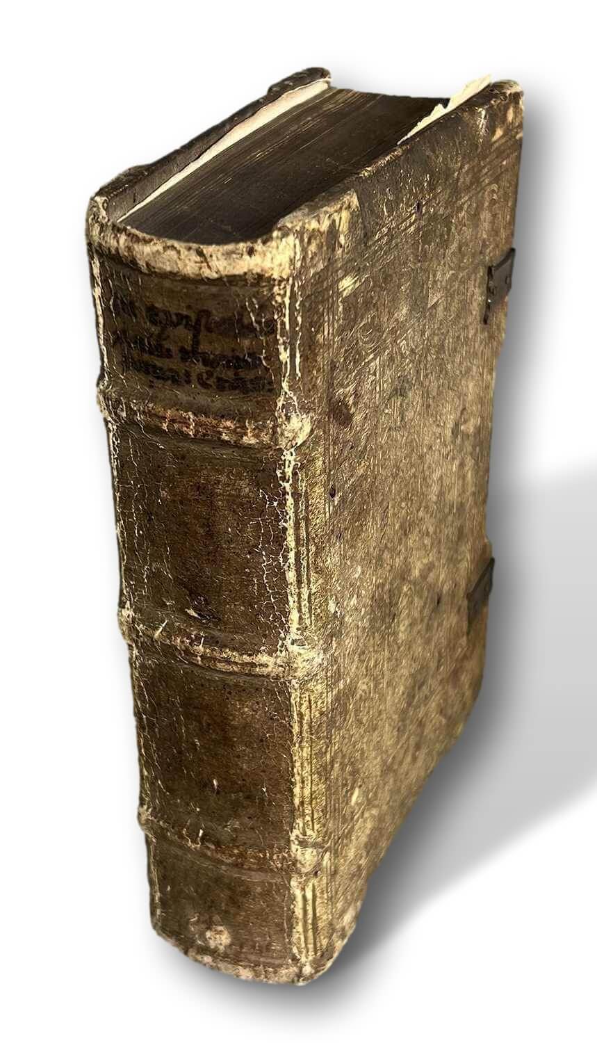 altes Buch, Lederband, dicker Einband, abgenutzt, antik