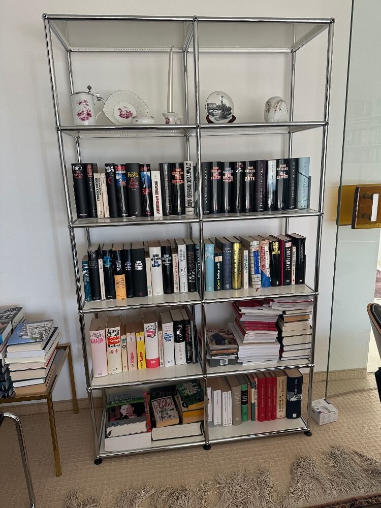 Regal, Metallrahmen, Bücher, Deko-Objekt, Porzellan