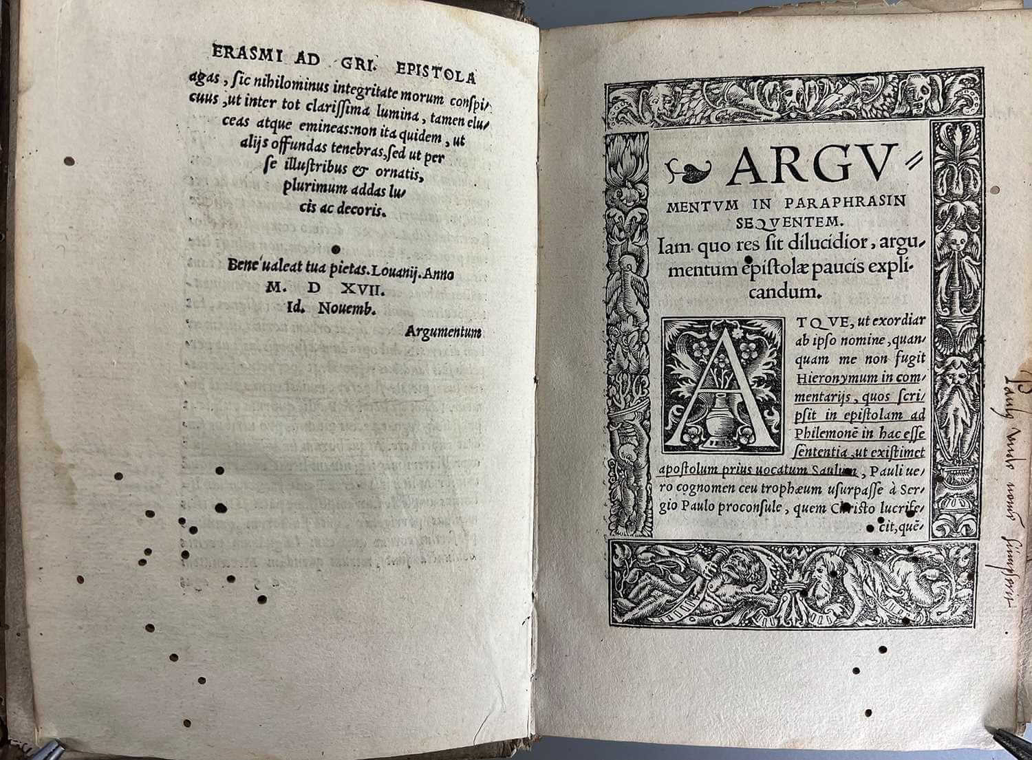 antikes Buch, offenes Buch, illustrierte Seite, Pergamenttextur, ornierter Rand