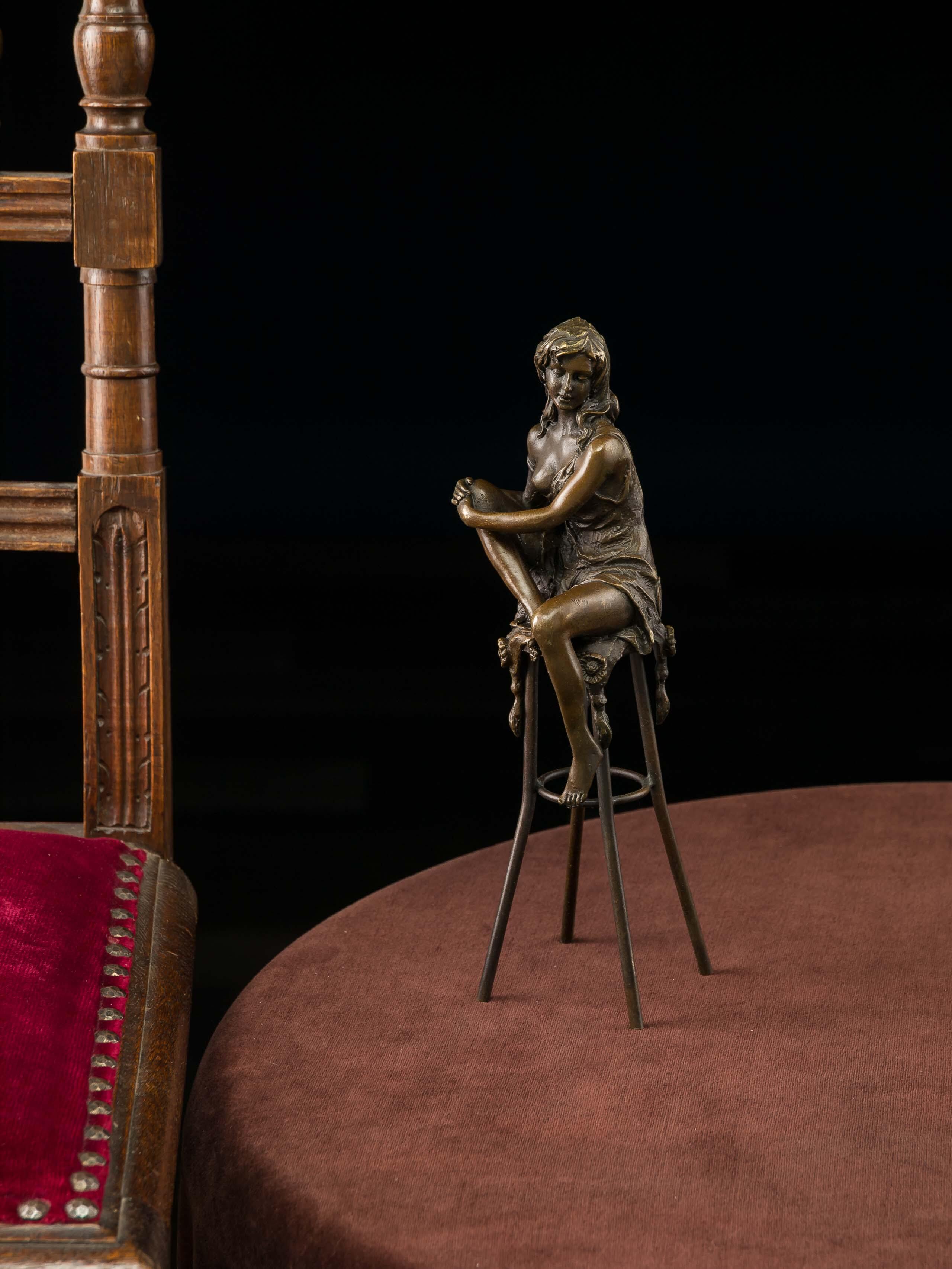 Bronzefigur Frau auf Barhocker Akt erotische Kunst Bronze Skulptur sculpture