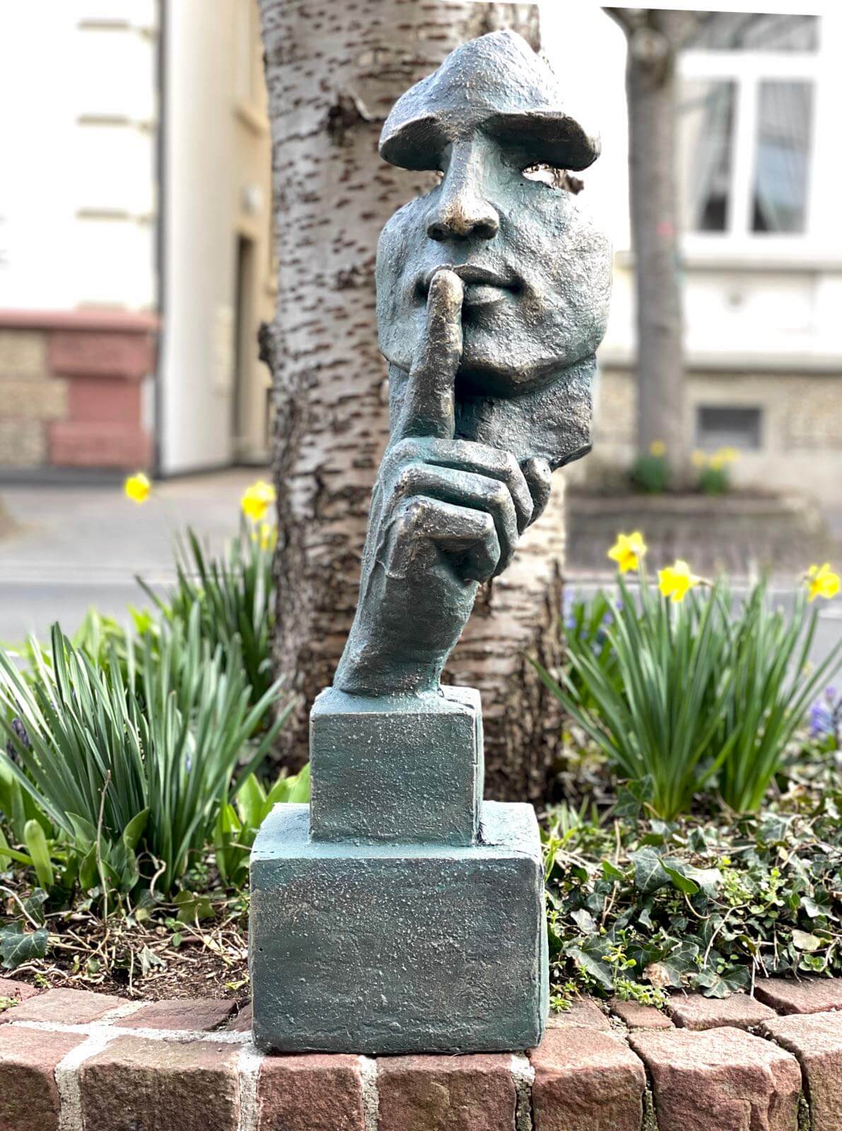 Skulptur "Der Flüsterer" Gesicht Hand Figur Dekoration Kunststein Antik-Stil