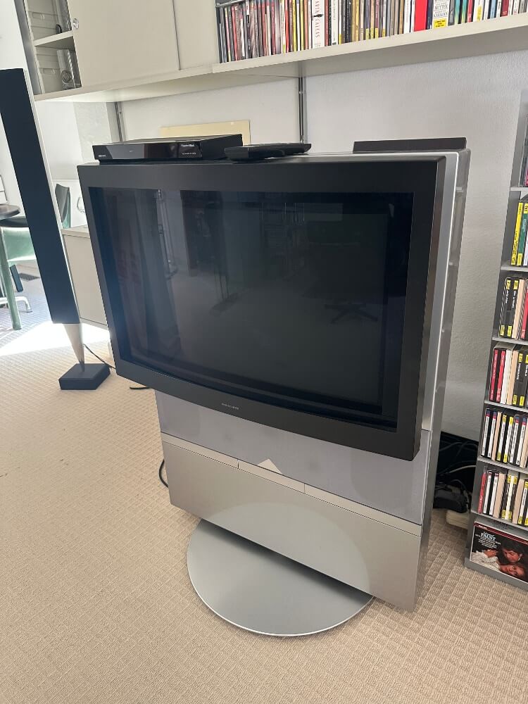 Fernseher, CRT-TV, großer Bildschirm, TV-Monitor, Standgerät