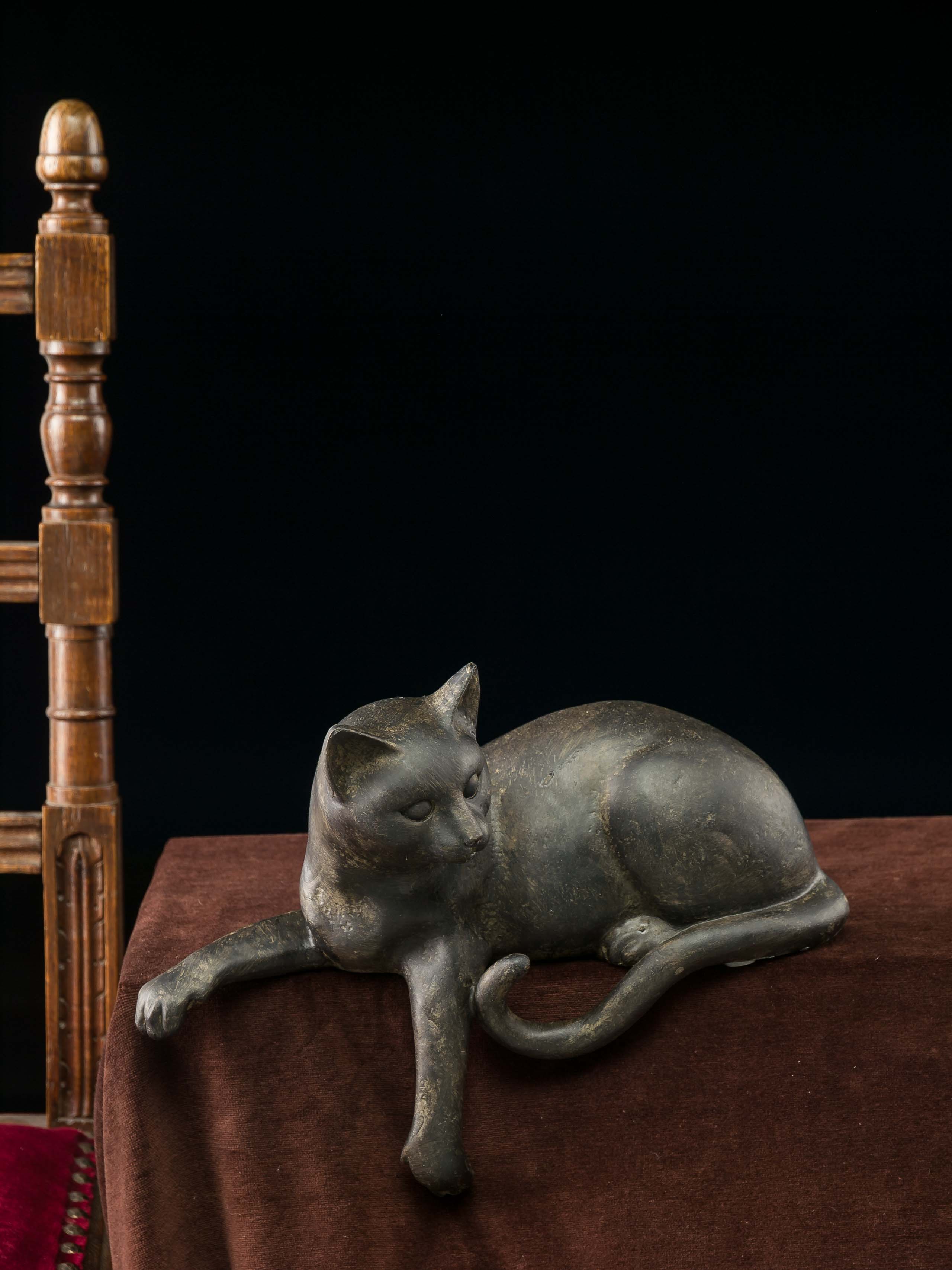 Katze liegend Tierwelt Figur Dekofigur Skulptur sculpture cat