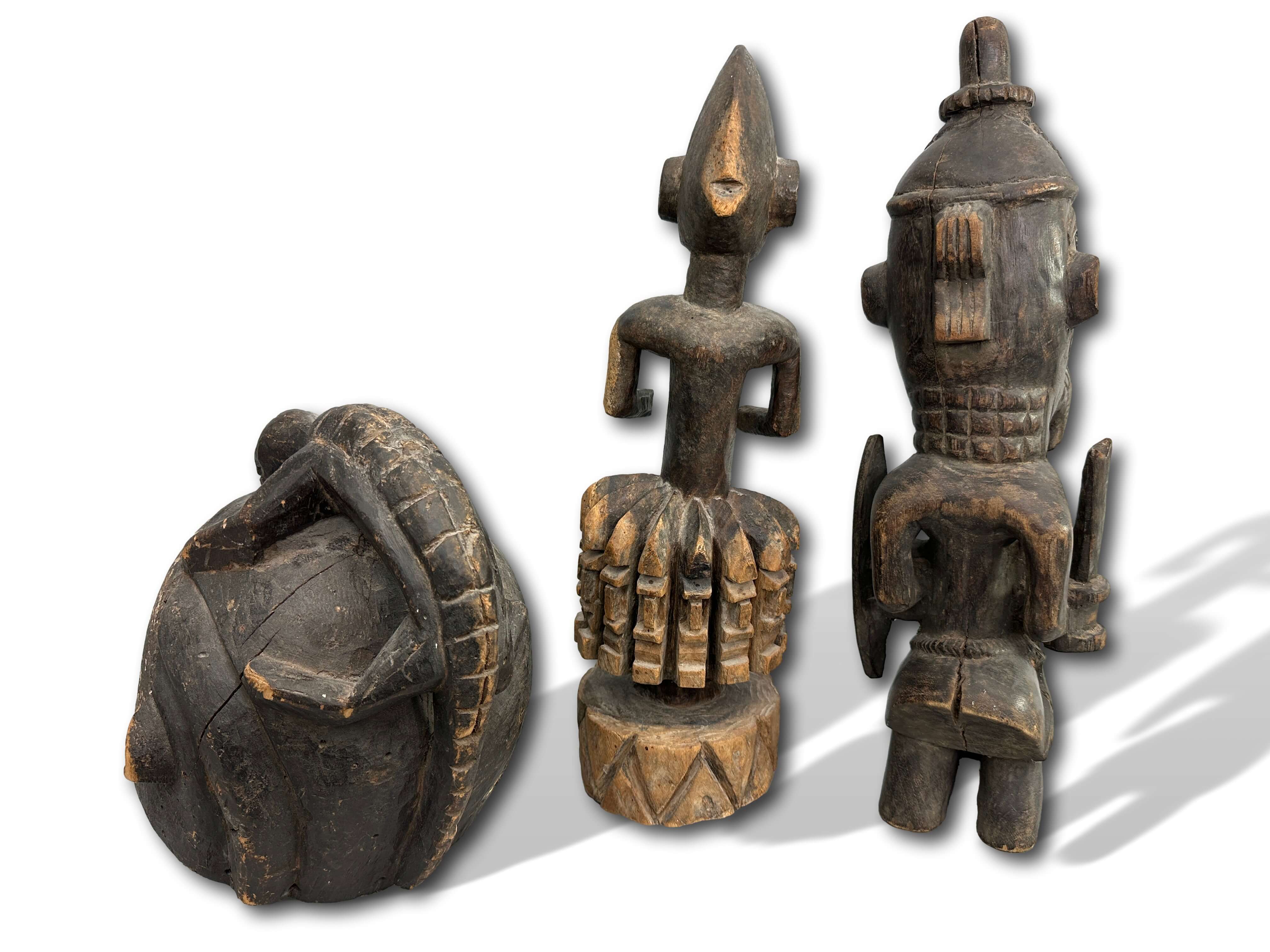 Holzfigur, Stammesstatue,  geschnitzte Skulptur, handgefertigte Kunst, dunkles Holz