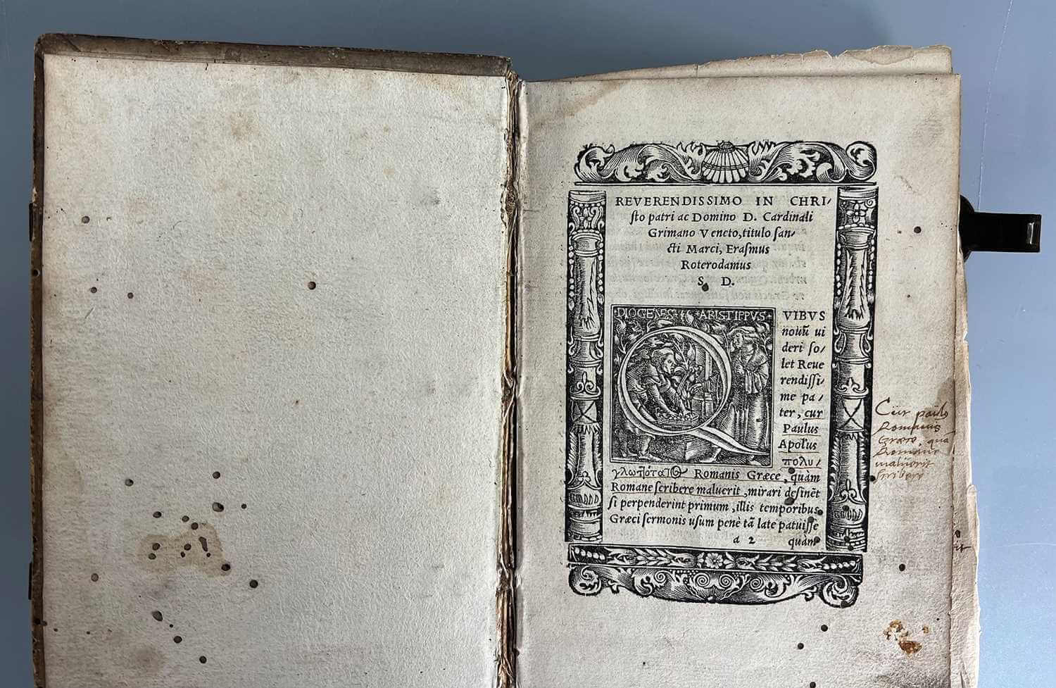 altes Buch, Illustration, Gravur, verzierter Rand, Lateinischer Text