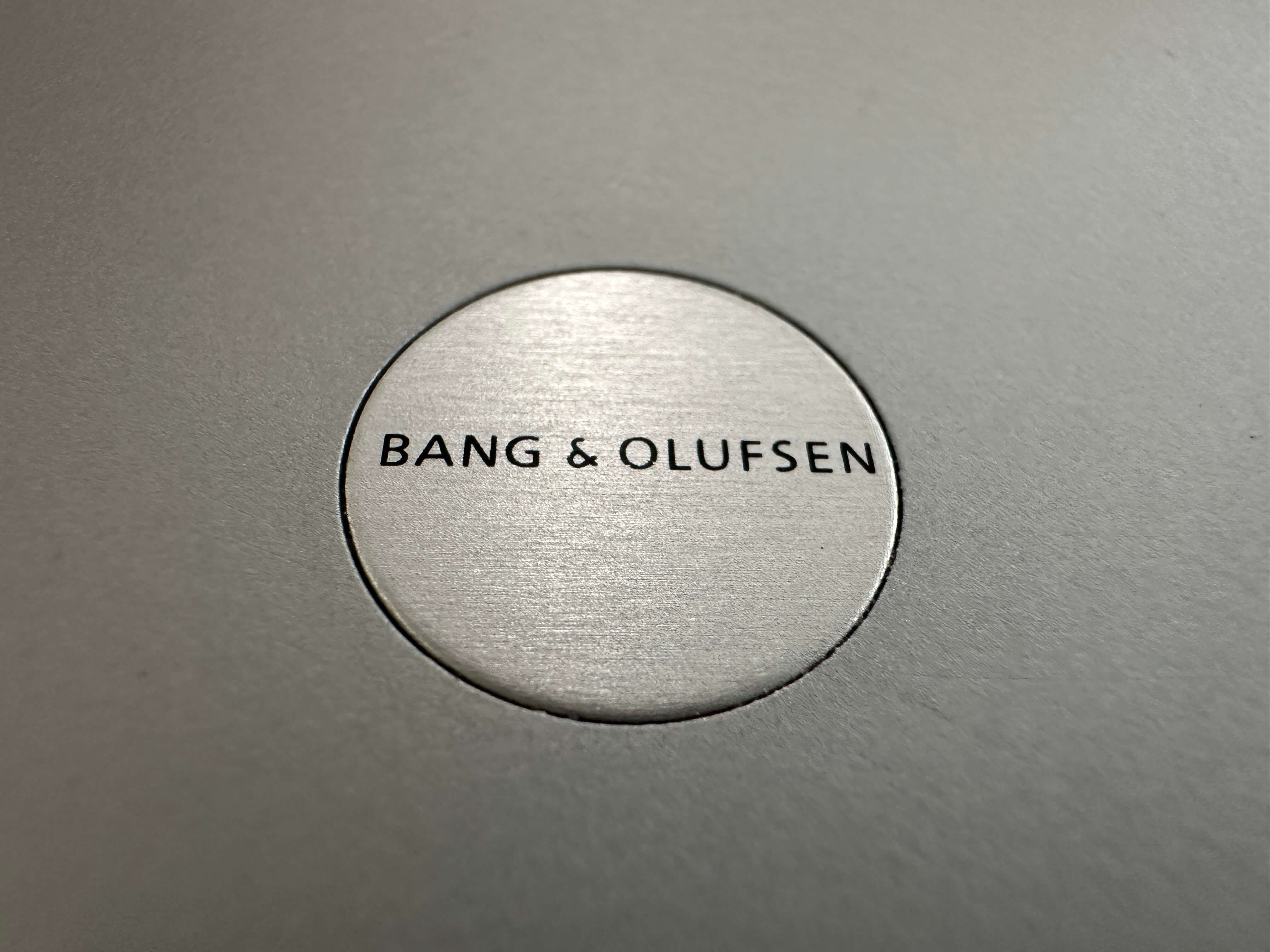 Männersparfum, runder Deckel, metallisch, Markenlogo, Edelstahl