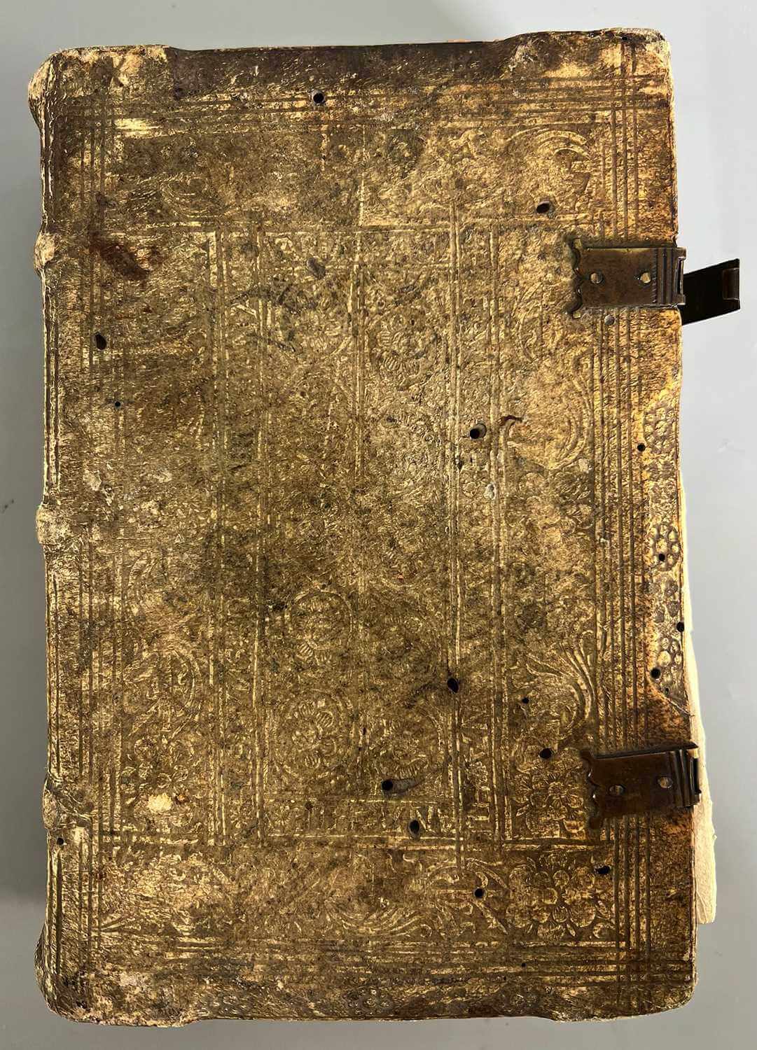 altes Buch, verzierter Einband, Metallverschlüsse, Ledergebundene,  vintage Hardcover