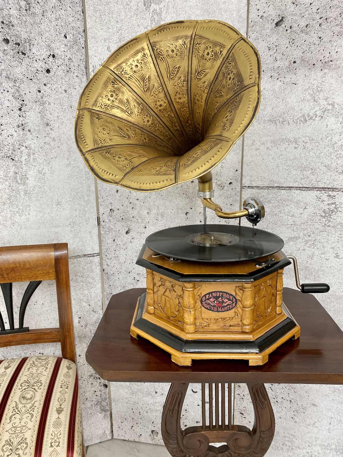 Grammophon Trichtergrammophon für Schellack Platten Gramophone im antik Stil