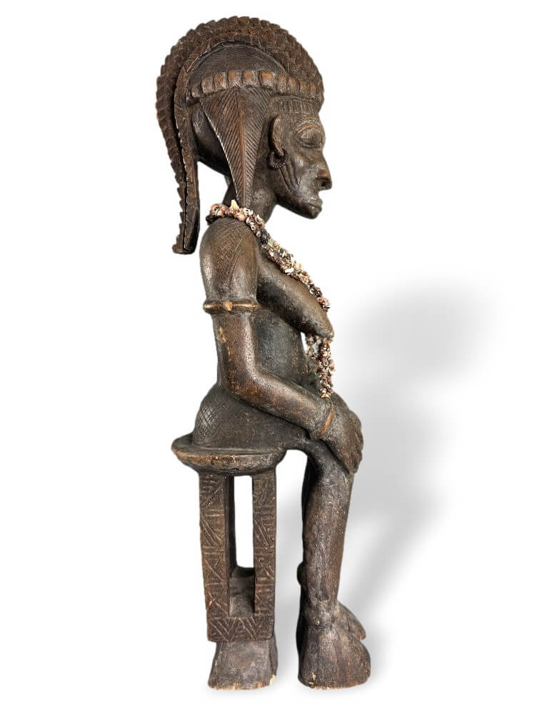 afrikanische Skulptur, Holzfigur, Perlenkette, Sitzende Statue, gekerbte Götzenfigur
